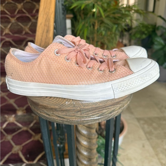 Converse ladies, pink, low top sneaker, lace up ladies size 9 - Picture 9 of 10